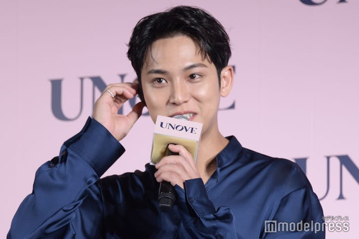 MCからの質問に答えるミンギュ(C)モデルプレス