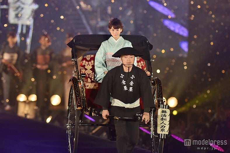 人力車に乗って登場した桐谷美玲