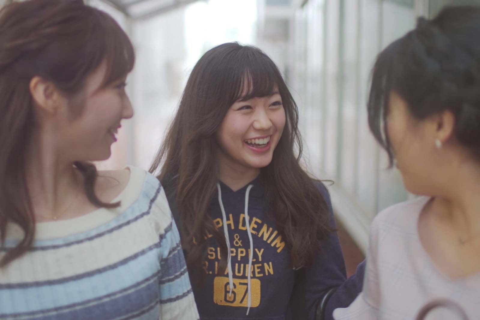 三井住友銀行の動画より／（左から）吉田ももみさん、小倉可愛さん、大迫瑞季さん