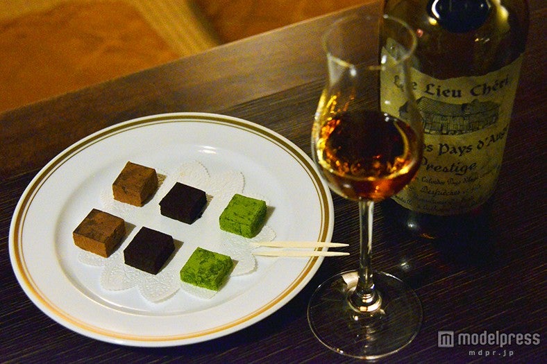 アップルブランデー￥1，200、生チョコレート3種（抹茶、スコッチウィスキー、オレンジ・コアントロー）￥800／情報提供：茶房＆BARゴーシュ