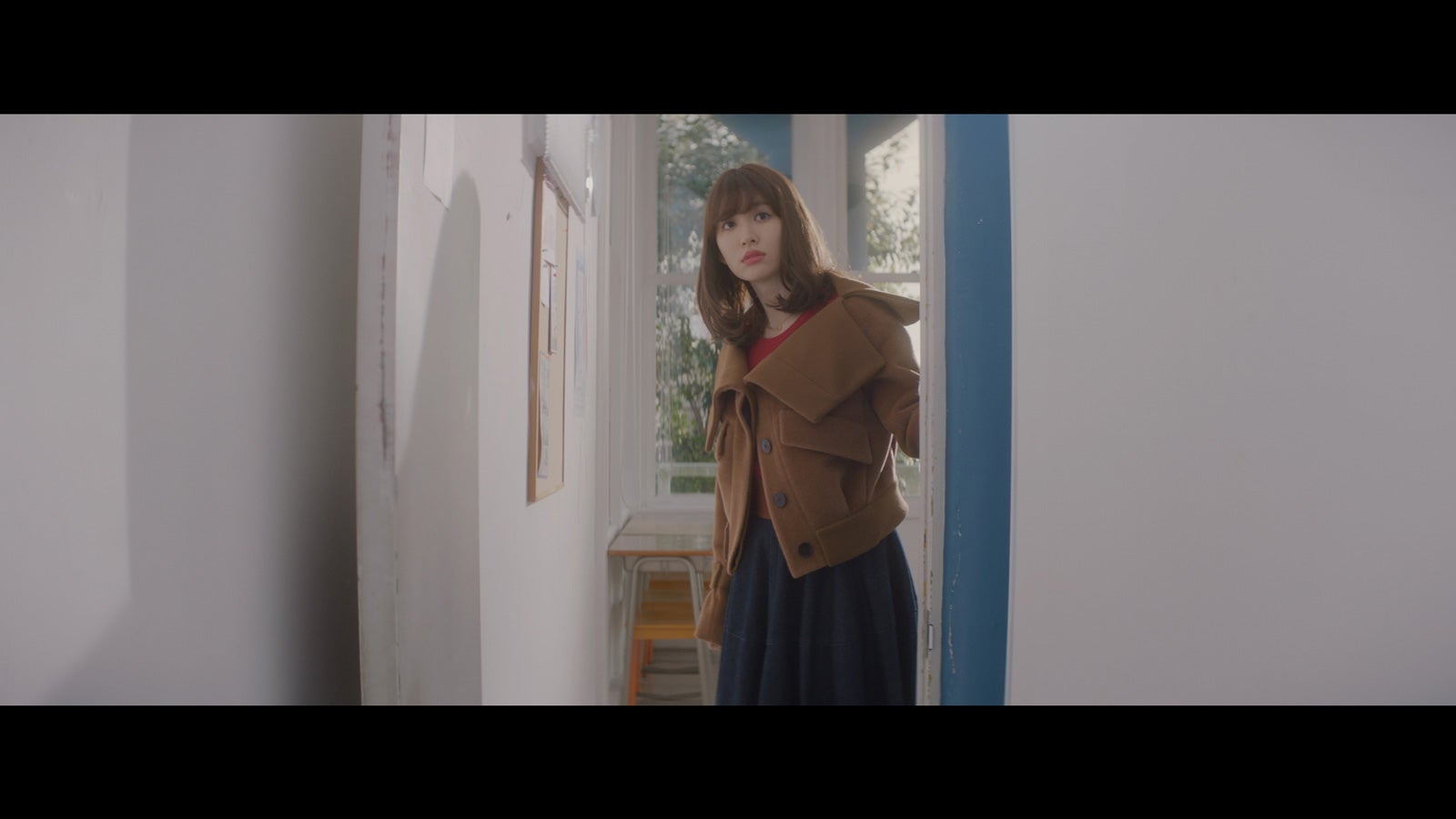 小嶋陽菜／「気づかれないように…」MVより（C）AKS