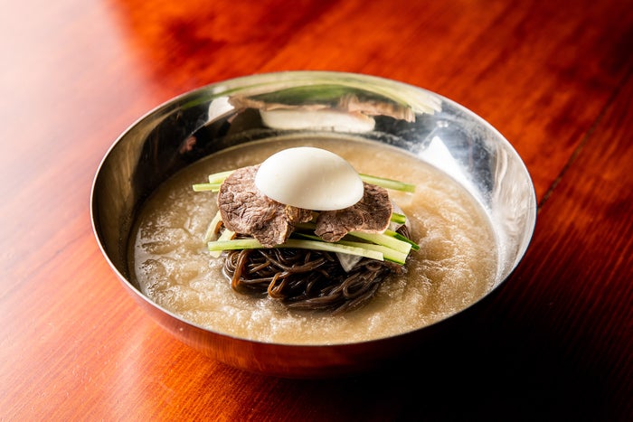 六本木に「焼肉 冷麺 ユッチャン。」日本初上陸 ハワイ人気No.1グルメ“黒冷麺”提供/画像提供:CSBジャパン株式会社