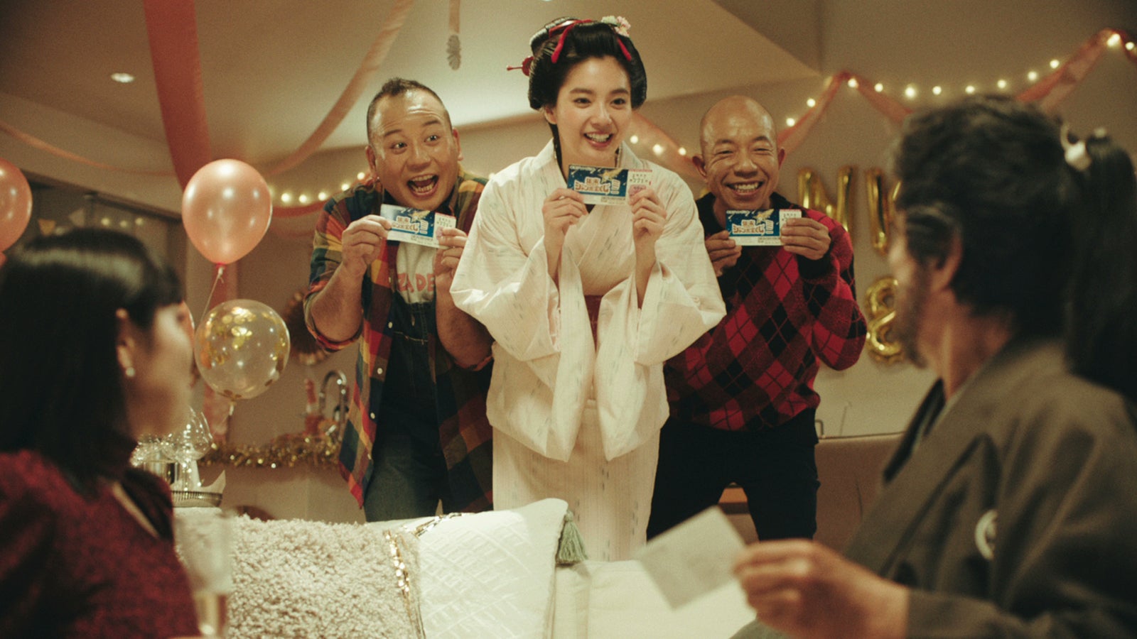 （左から）西村瑞樹、新川優愛、小峠英二（提供写真）