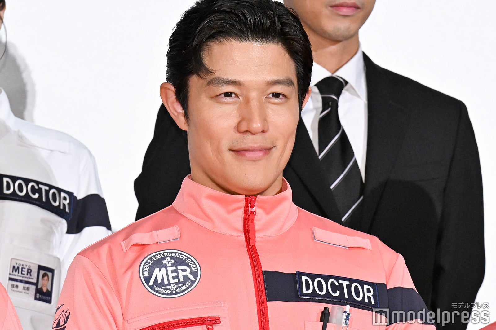 鈴木亮平「TOKYO MER」初衣装合わせショット公開「感慨深い」「初々しい」の声