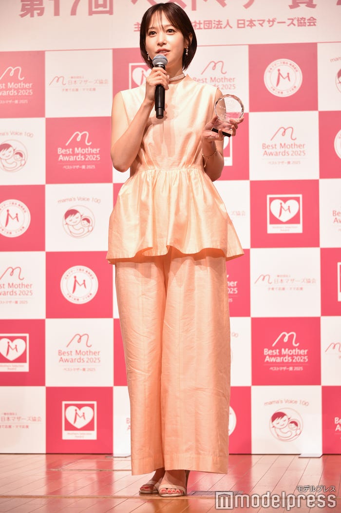鷲見玲奈(C)モデルプレス