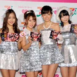 「セブン&アイグループ バレンタインフェア 記者発表会」に登場したAKB48(左から:板野友美、高橋みなみ、前田敦子、指原莉乃)