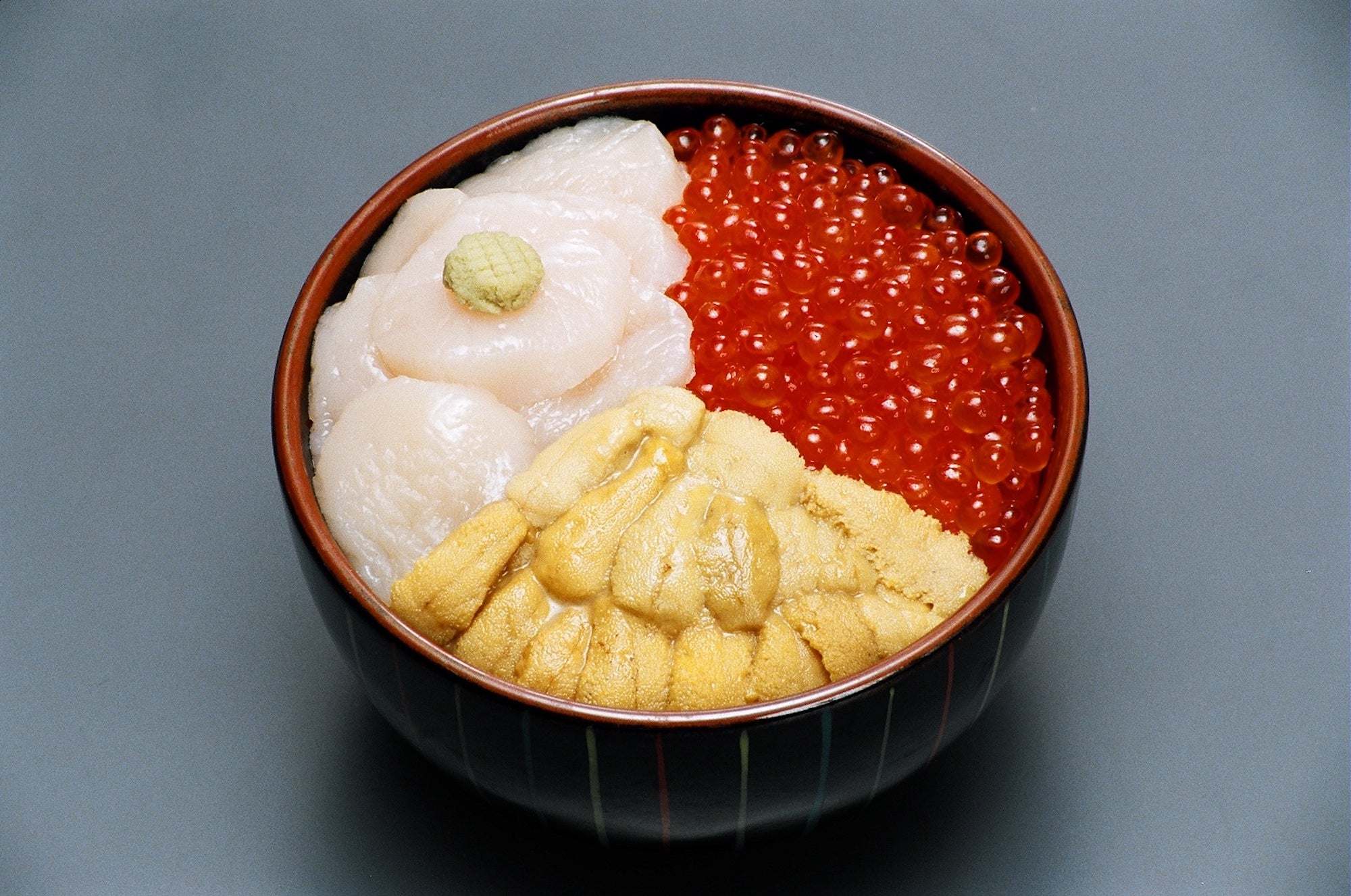 元祖函館巴丼（ウニ・イクラ・ホタテ）レギュラーサイズ¥1,780／ミニサイズ¥1,480（税別）（提供画像：きくよ食堂）