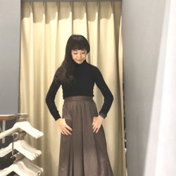 シンプルな黒のタートルネックニットをおしゃれに着回し ゆるくないニットできれいめコーデ11選 モデルプレス