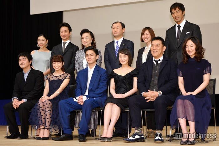 「第56回(2013年度)ブルーリボン賞」授賞式(前列左より)沖田修一監督、二階堂ふみ、高良健吾、貫地谷しほり、ピエール瀧、黒木華(後列左より)安藤サクラ、出目宏氏、小山明子、秋元一孝氏、高橋樹里氏、阿部寛