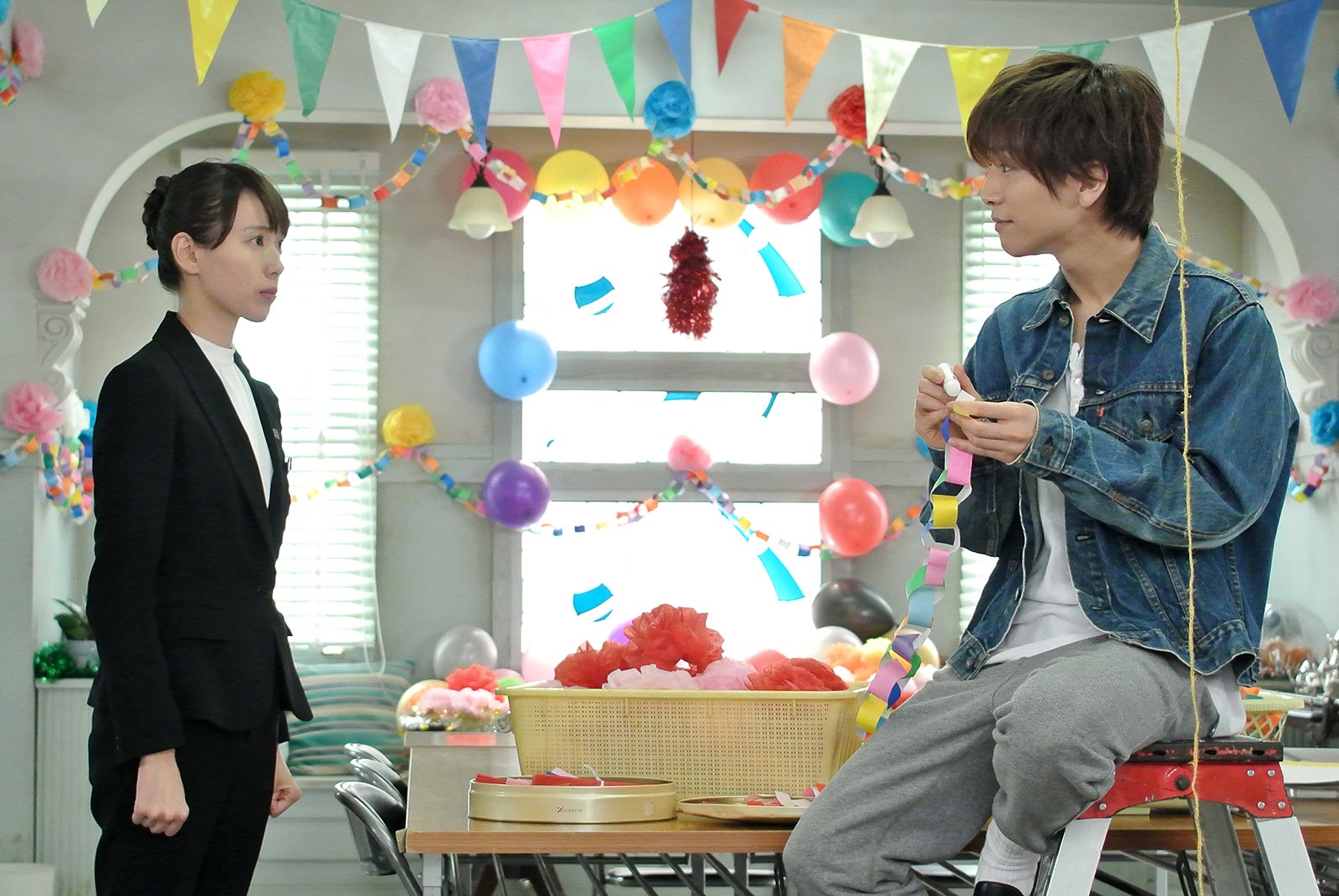 戸田恵梨香、岩田剛典／「崖っぷちホテル！」第4話より（C）日本テレビ