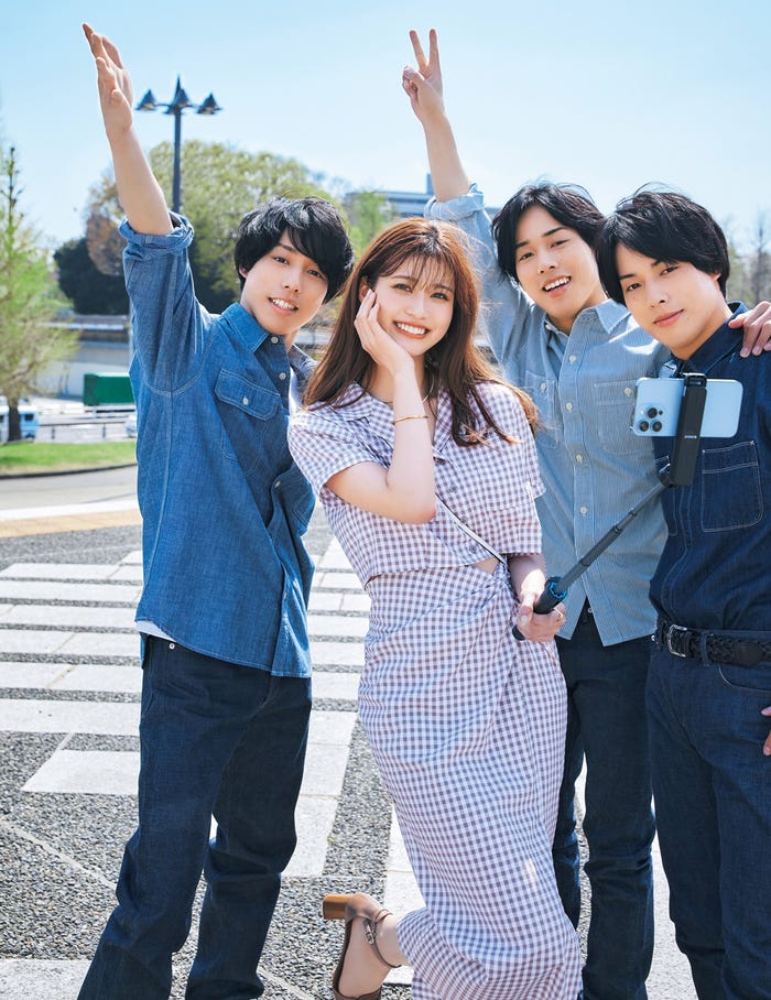 生見愛瑠&佐藤三兄弟(画像提供:小学館)