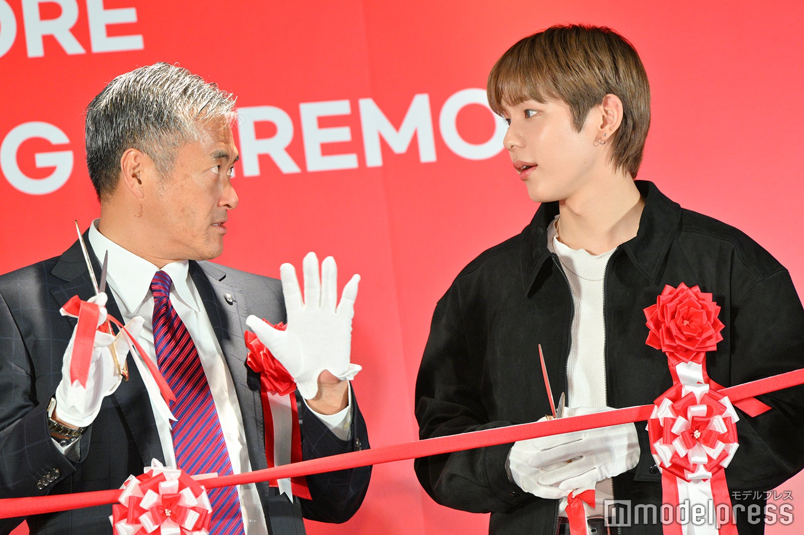 真剣に話を聞くショウタロウ（右）（C）モデルプレス