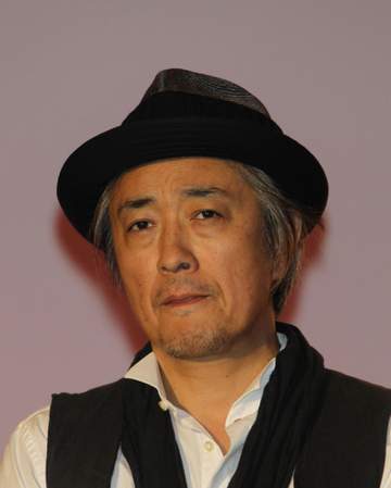 ロマンスグレーの72歳俳優 65歳で18歳下女優と「再々婚」明かす 大河「軍師官兵衛」で快演、声優としても活躍 妻も「3回目です！」と説明