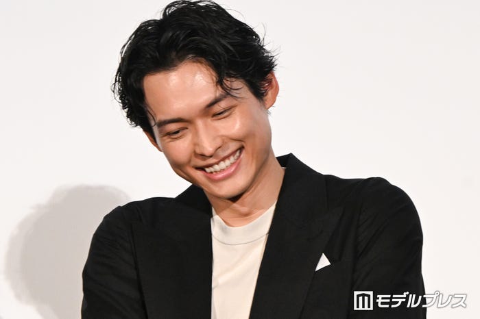 盛り上がり続ける納豆トークに笑みをこぼす松村北斗(C)モデルプレス