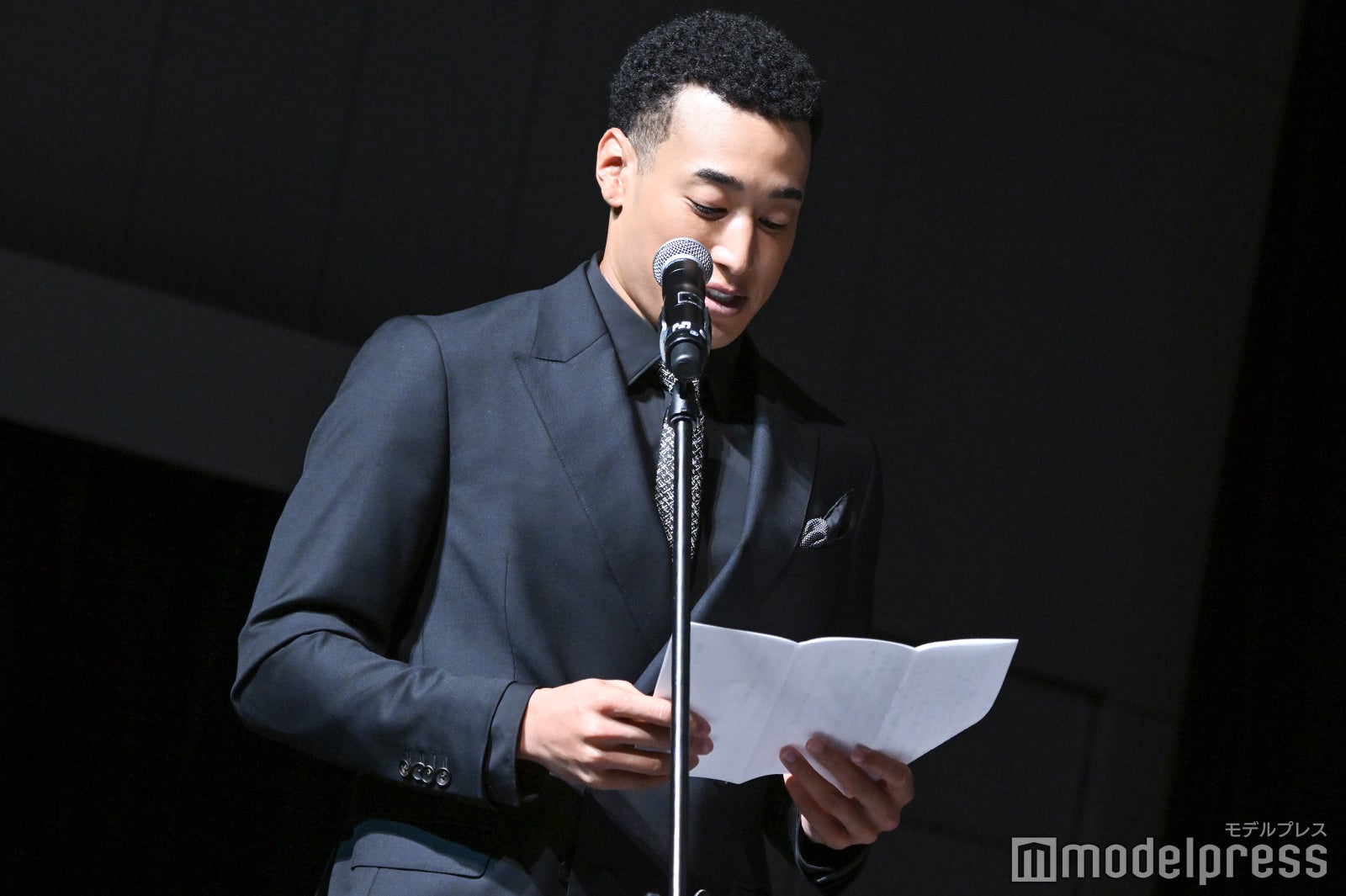 サプライズの手紙を読む関口メンディーー （C）モデルプレス