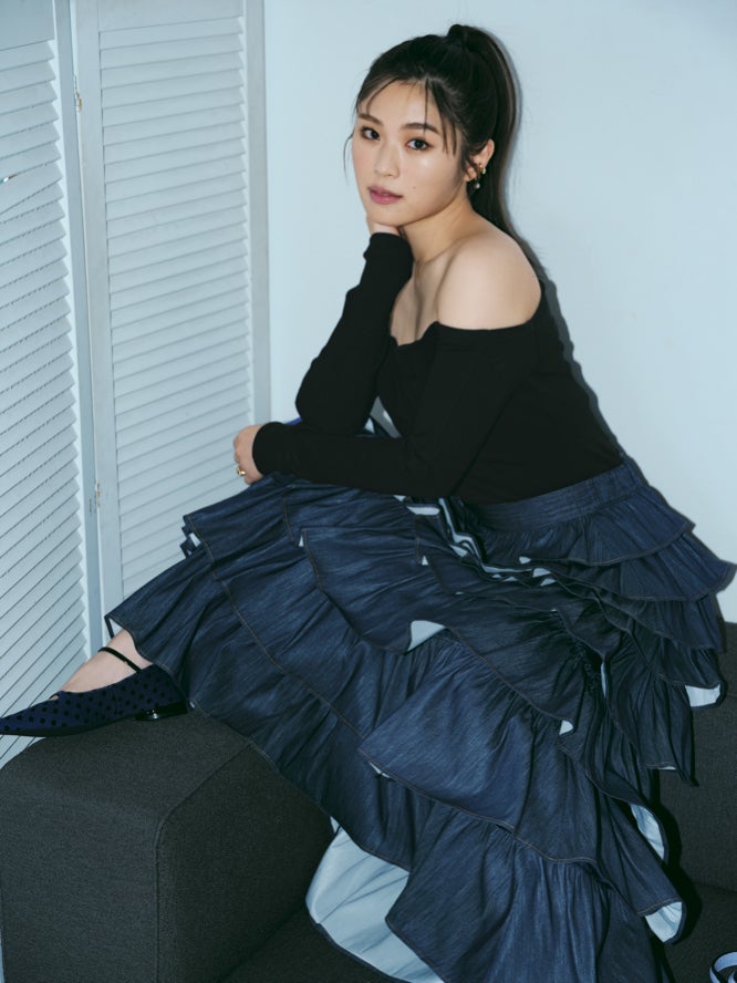 NMB48渋谷凪咲「andGIRL」レギュラーモデルで表紙　オフショル姿＆大人な表情披露