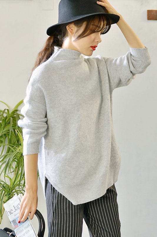 シルエットが可愛いプチタートルのニットソー「coca」3,690円(税込)/画像提供:coca