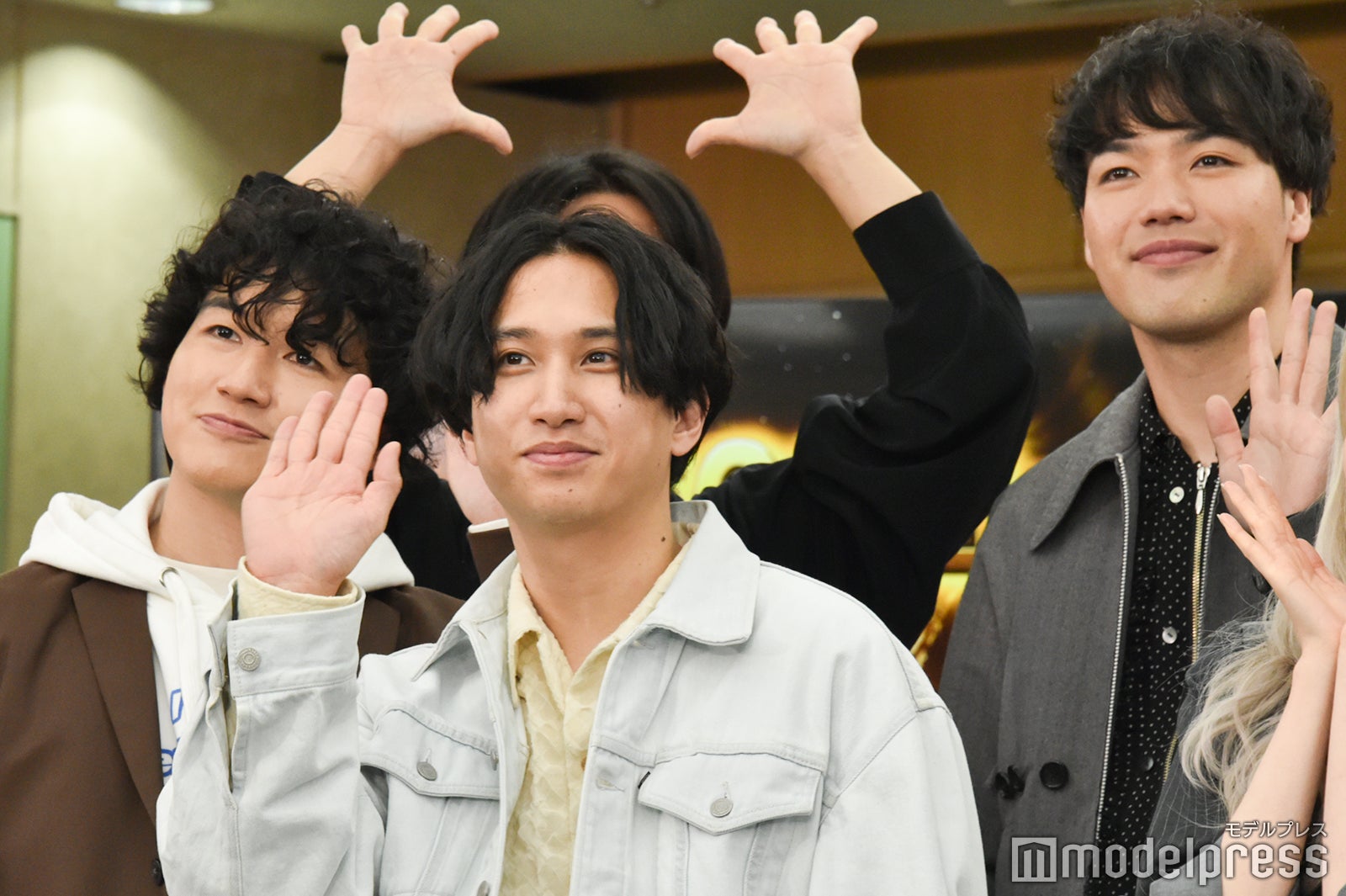 動画撮影で動きをつけるマカロニえんぴつ （C）モデルプレス