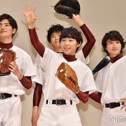 映画『ちょっとまて野球部！』完成披露イベントに登壇した（左から）山本涼介、須賀健太、小関裕太（後ろ）柳喬之 （C）モデルプレス