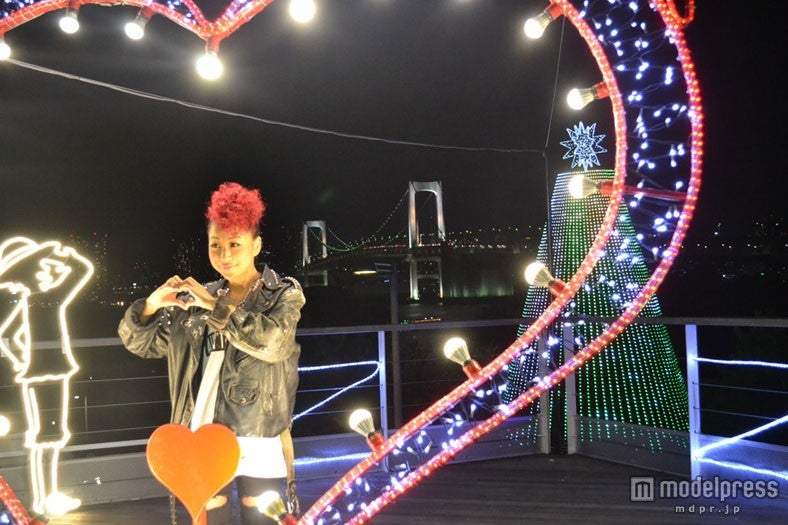 台場メモリアルツリー点灯式！青山テルマ、幻想的風景を前に2000人魅了