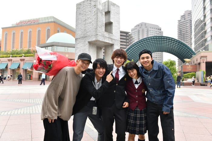 左から鈴木仁、中川大志、平野紫耀、杉咲花、中田圭祐(C)TBS