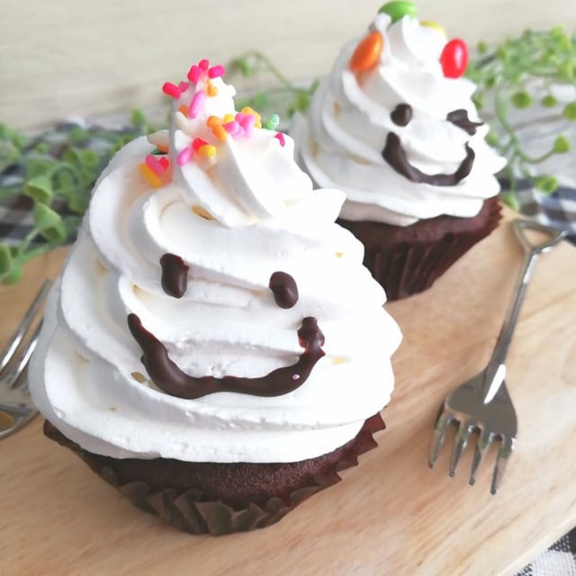 業務スーパーのダブルチョコマフィンの上にホイップを飾ってアレンジ