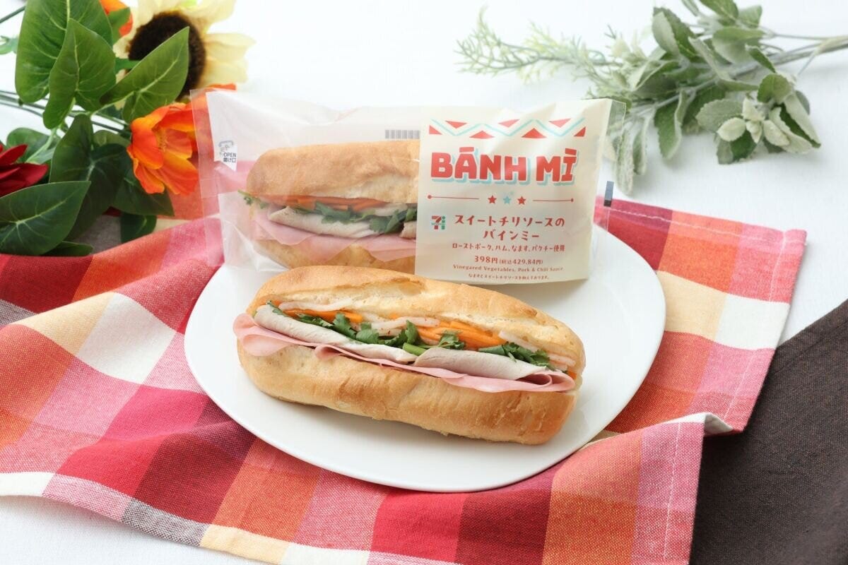 パッケージに入ったバインミーと、白い皿に盛られたバインミー