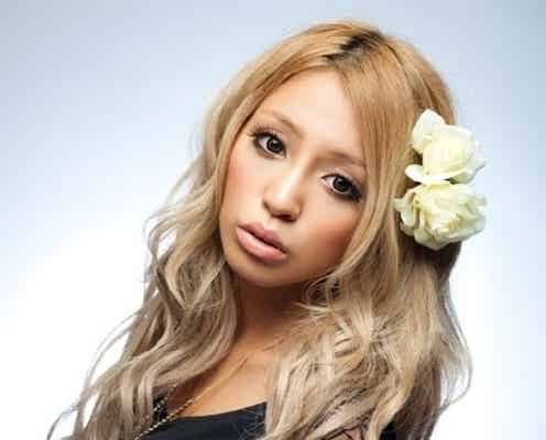 人気モデル、ビキニ姿でPV出演 美バスト&くびれ披露