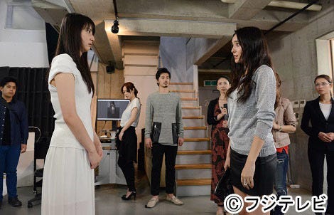 MIINA演じる佐々木希(左)とERENA演じる石田ニコル(右)