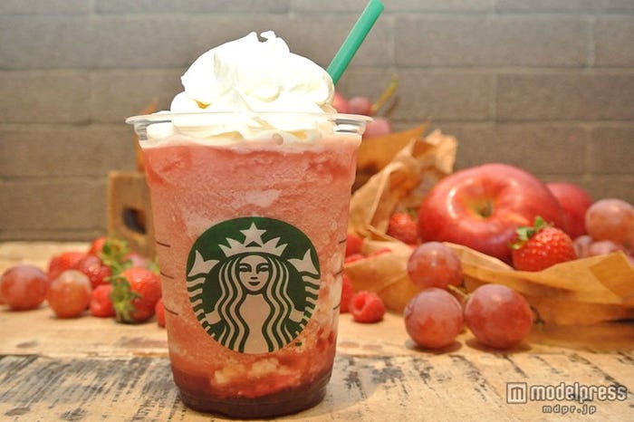 ドライフルーツのサクサク食感が楽しい「フルーツ クラッシュ&クリーム フラペチーノ」