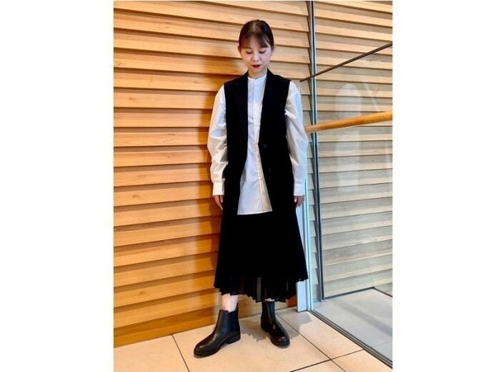 インナーにロングシャツを合わせて、プリーツスカートでも甘くないスタイルに　出典：StyleHint