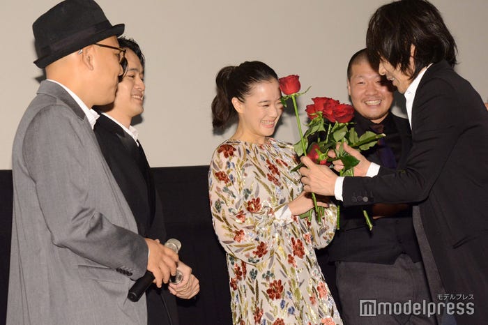 宮本浩次が蒼井優にバラをプレゼント(C)モデルプレス