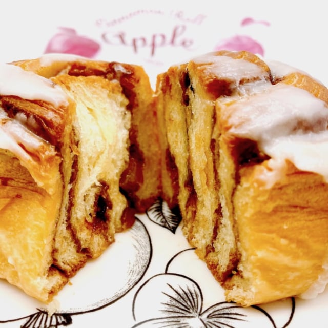 カルディの大人気シナモンロールの季節限定「アップル」が美味しい