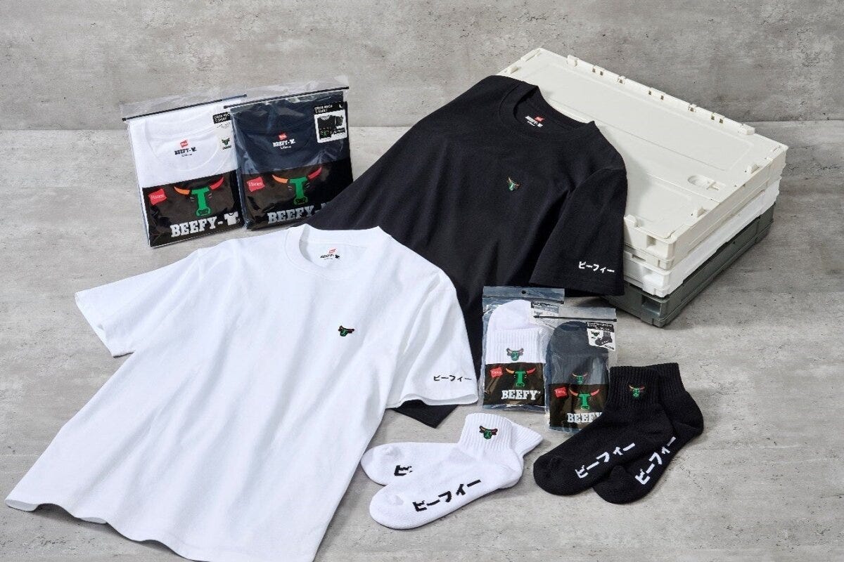 白と黒のTシャツとソックス、それぞれのパッケージが並べられた俯瞰写真
