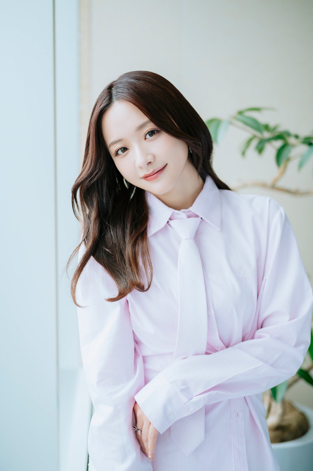 森香澄／トップス：CRANK、ボトムス：ecmile.、アクセサリー：Liquem／スタイリスト：コバヤシリョウコ／ヘアメイク：住本彩（C）MBS