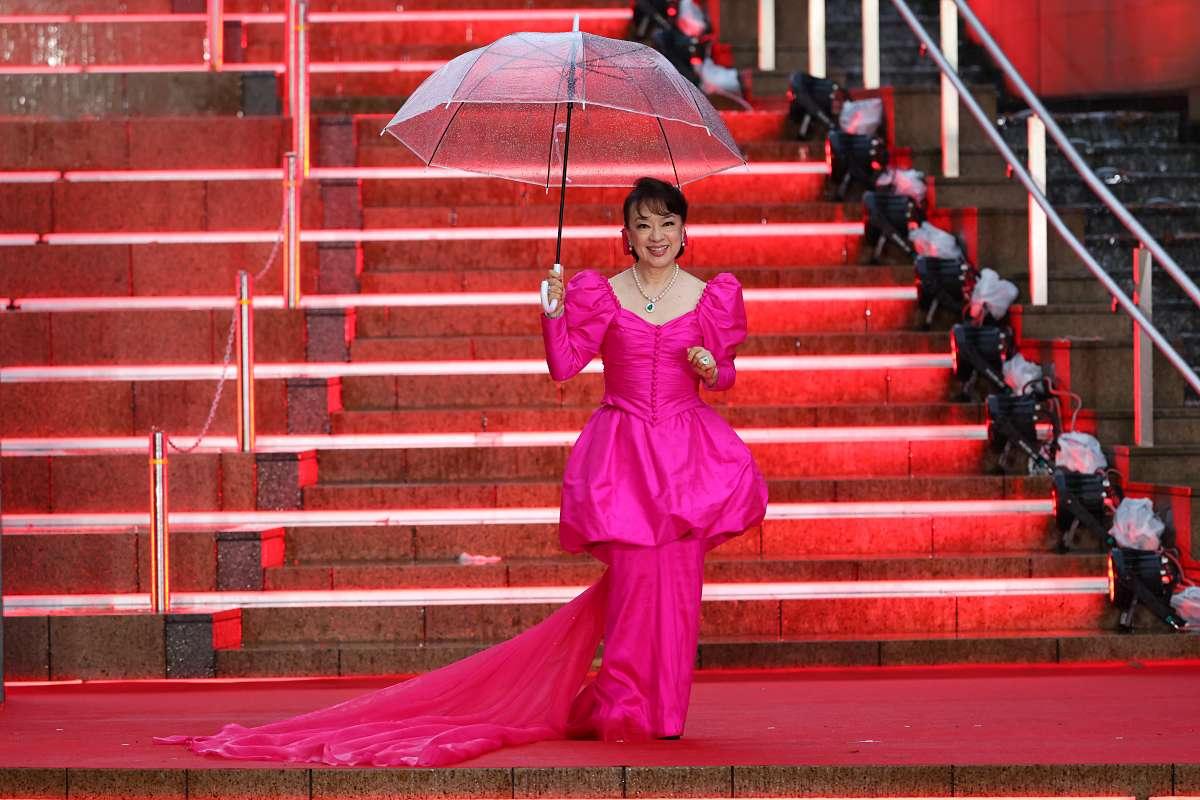 ジュディ・オング、雨のレカペで魅せたエレガンスの極み 笑顔でファンサも