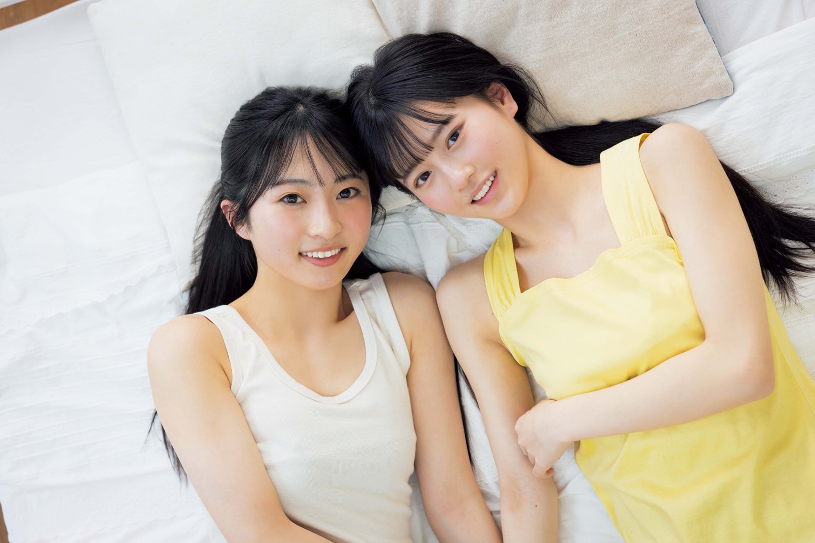 AKB48秋山由奈＆八木愛月、ペアグラビアで透明素肌披露 ノースリーブでリラックス