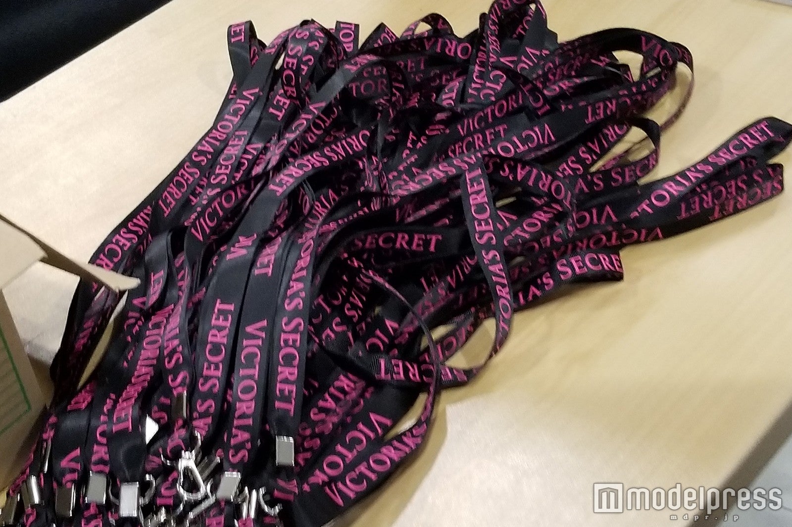 プレスパス用の紐 （C）モデルプレス