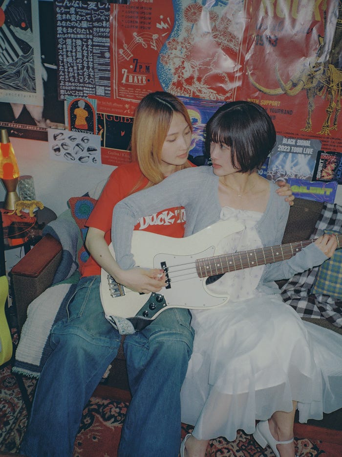 鞘師里保、小西桜子「付き合ってあげてもいいかな」ティザービジュアル(C)「付き合ってあげてもいいかな」製作委員会・MBS