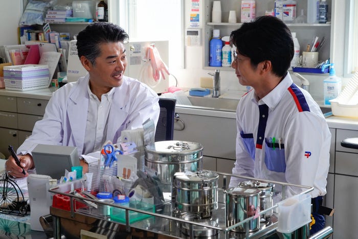 平山浩行、田中圭「ブラックポストマン」第2話より(C)テレビ東京