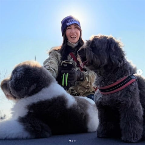 工藤静香、愛犬との仲良しショットで新年の挨拶「笑顔が眩しい」「癒されました」