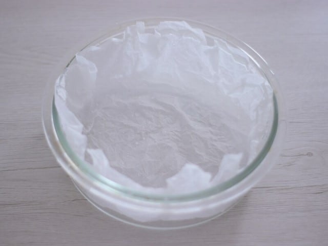 STEP2「型を準備」敷き紙をクシュッとさせるのがポイント。