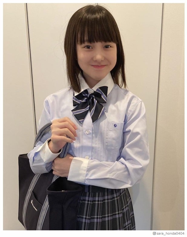本田紗来、制服ショット初披露 中学校入学式迎える