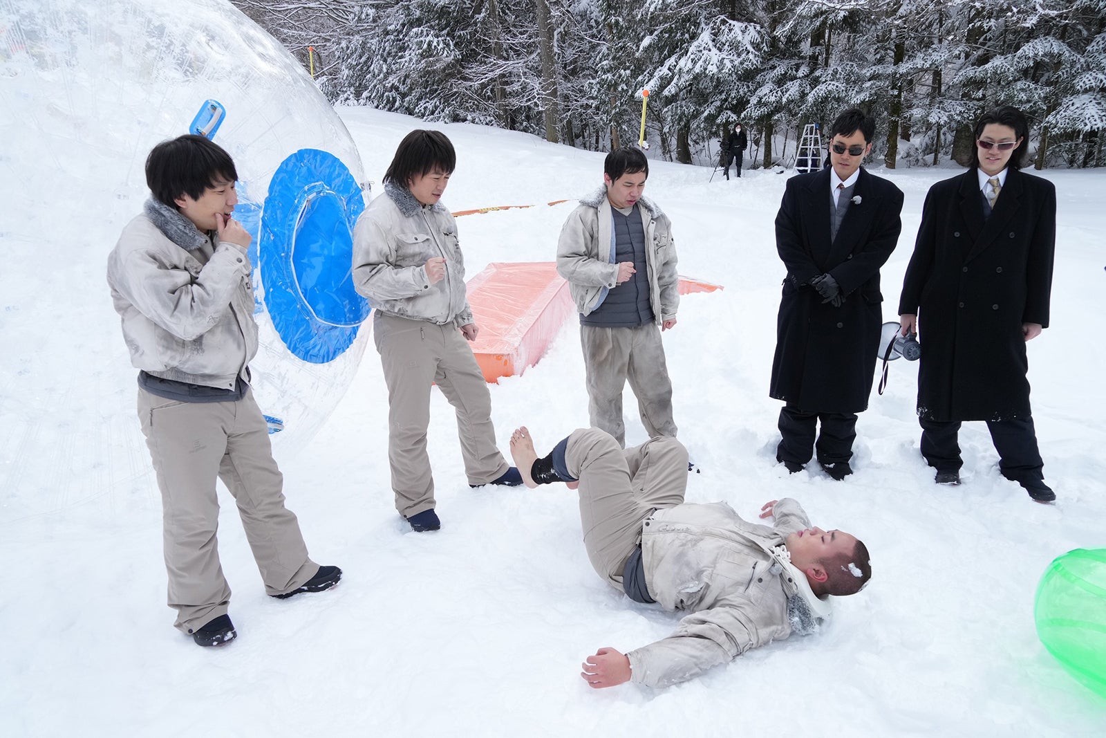（左から時計回りに）秋山寛貴、松尾駿、せいや、菊田竜大、粗品、岡部大 （C）フジテレビ