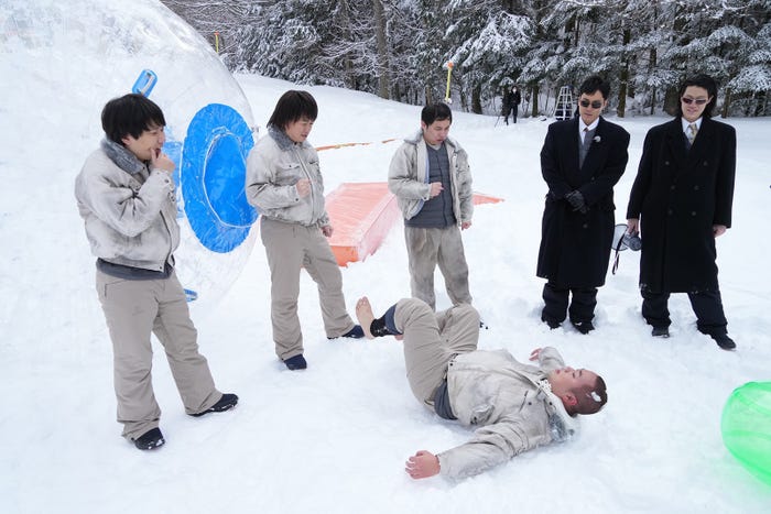 (左から時計回りに)秋山寛貴、松尾駿、せいや、菊田竜大、粗品、岡部大 (C)フジテレビ