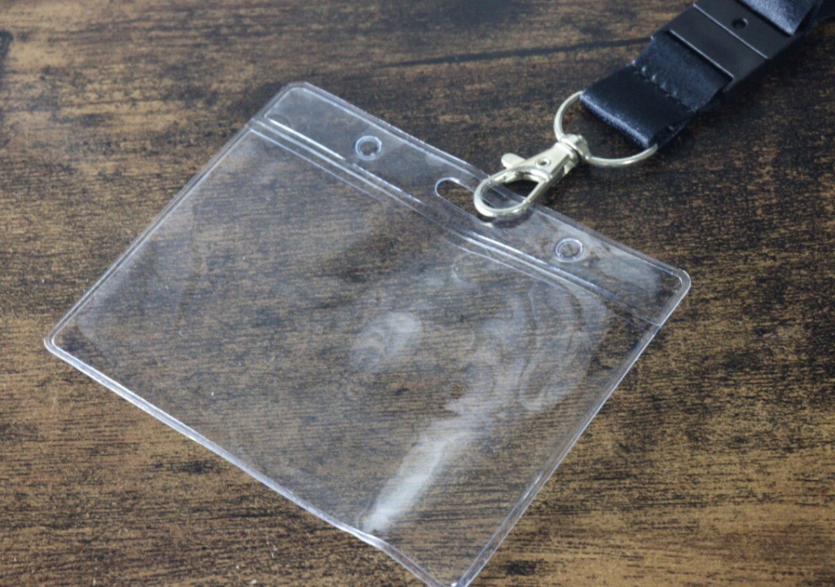 「ぱっと見は普通の名札入れ！？」いざって時に使える100均グッズ
