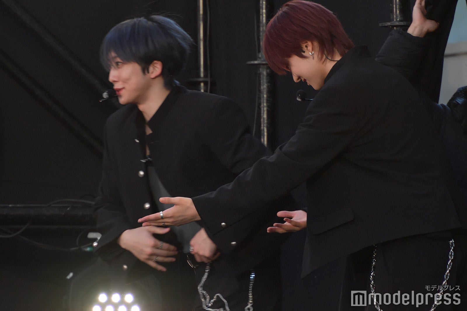 FUMAとバトンタッチするEJ／&TEAM（C）モデルプレス