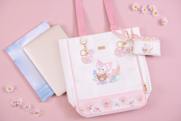 トートバッグ〈PAUL & JOE〉8,600円、パスケース〈PAUL & JOE〉3,600円(C)Disney