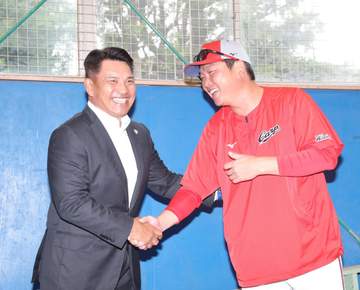 侍ジャパン・井口新監督が広島・新井監督と談笑 広島は「非常に若い選手が多い」11月にはU24主体で戦うアジアプロ野球チャンピオンシップも控える