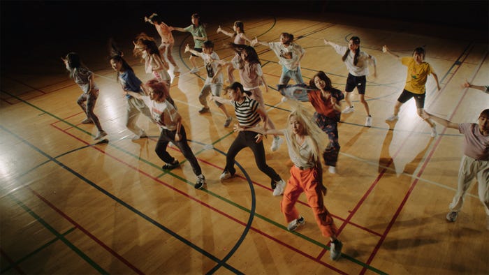 AKB48 58thシングル「根も葉もRumor」MVより(C)AKB48/キングレコード